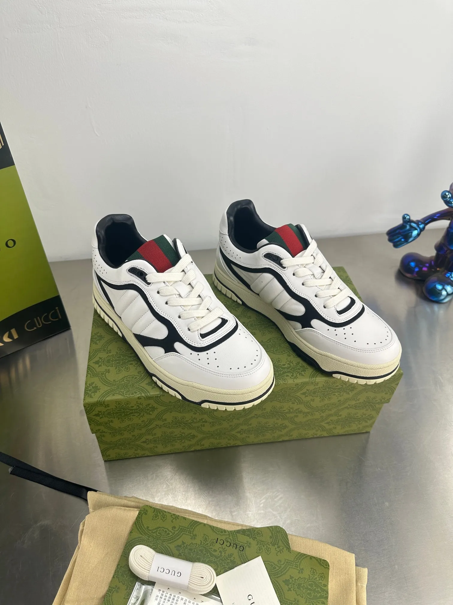 👟👟Ex-factory price 600👟👟 Gucci's latest hot-selling series of high and low-cut distressed couple's sneakers are shipped. The original version is purchased, developed and manufactured. This high-low top sneaker adopts a basketball-style silhouette design, cleverly integrated with hollow panels and distressed effects, showing its unique ingenuity. The ingenuity incorporates brand logo details such as interlocking Double G styling accessories and Gucci lettering, a low-key tribute to the brand's design heritage. Exquisite packaging at the delivery counter 🛍📦 ▪️ Fabric: Original customized imported first-layer cowhide ▪️ Inner lining: Imported first-layer cowhide ▪️ Sole: Original molded TPU sole ▪️ Sole thickness: 3cm ▪️ Size: 35-46 (Male 38 46 customized)
